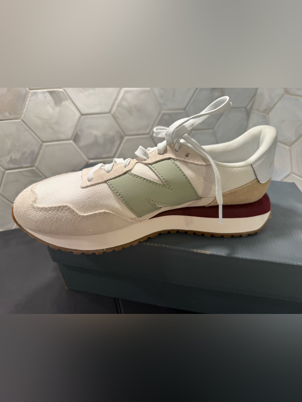 New Balance Woman’s 237 Sneakers Sage Green White & Maroon Sz 9.5 NEW Box - Picture 2 of 12